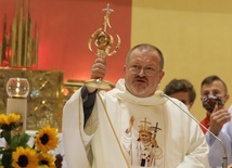 Uroczystą Mszę św. zakonczyło błogosławieństwo relikwiarzem św. Jana Pawła II.