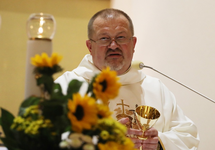 O. Sławomir Zieliński ofiarował do kościoła w Czernichowie kielich maszlany z pateną.