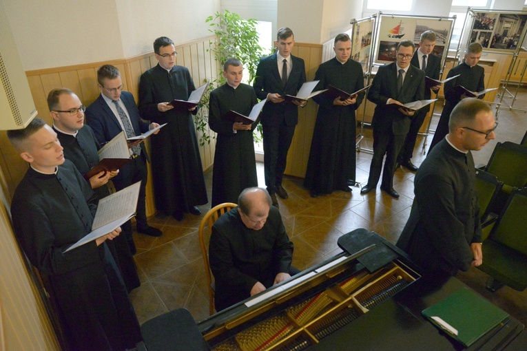 Podczas inauguracji, harmonizując z wykładem, wystąpił chór alumnów radomskiego seminarium.