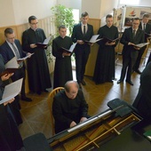 Podczas inauguracji, harmonizując z wykładem, wystąpił chór alumnów radomskiego seminarium.