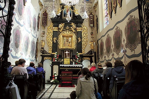 ▲	Kaplica z cudownym obrazem Matki Bożej Bocheńskiej wypełniona wiernymi w czasie odpustu.