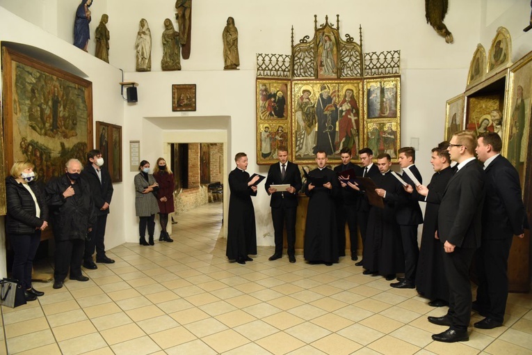 Otwarcie wystawy uświetnili śpiewem klerycy WSD w Tarnowie.