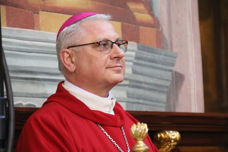 Biskup Miziński przebywa w izolacji.
