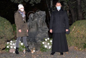 Ks. Sławomir Adamczyk i Kamila Rzepka przy Figurze Maryi Matki Życia, gdzie odmówiono modlitwę różańcową.