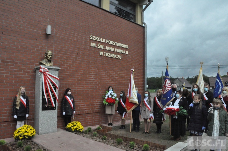 Nadanie imienia św. Jana Pawła II szkole podstawowej w Trzebiczu