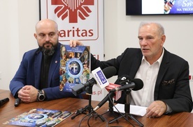 Do wsparcia dzieł charytatywnych zachęcają ks. Damian Drabikowski i Zbigniew Miazga.