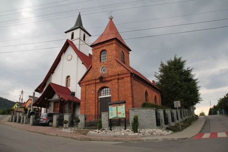 Kościół Najświętszego Serca Pana Jezusa w Słotwinie - projekty jego wnętrza, witraży i otoczenia są autorstwa śp. ks. Mieczysława Grabowskiego. 