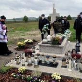 Pomnik nagrobny poświęcił ks. Jan Serszyński.