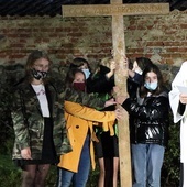 	Krzyż na kalwarię niosła młodzież ze szkoły z Runowa.