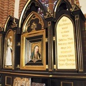 	Ołtarz boczny z obrazami patronów diecezji i św. Jana Pawła II.
