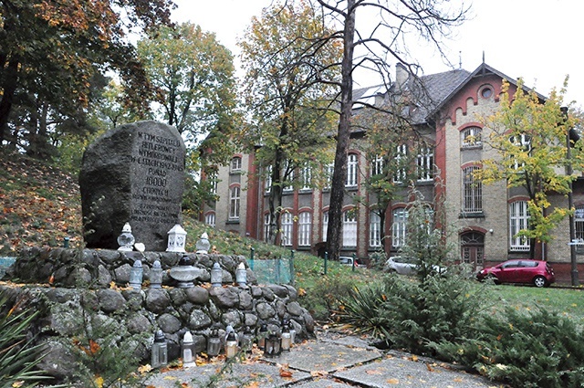 	 Pomnik pomordowanych pacjentów w Obrzycach. Ofiarom pochowanym w zbiorowych mogiłach poświęcona jest też wystawa w szpitalnej Izbie Pamięci.