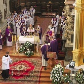 ▲	Msza św. pogrzebowa w tarnowskiej katedrze, po której ciało zmarłego kapłana zostało złożone na Starym Cmentarzu w Tarnowie.