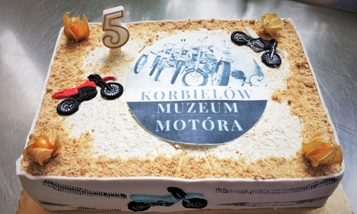 Na pasjonatów czekał jubileuszowy tort, ozdobiony obowiązkowo motocyklem.
