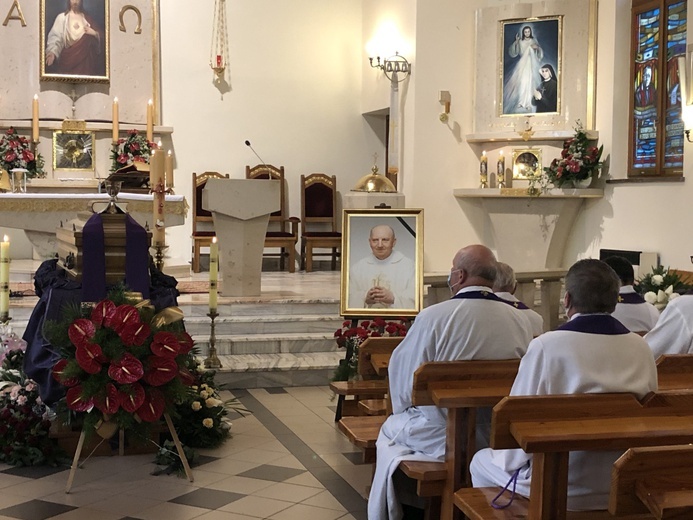 Eucharystii pogrzebowej w kościele w Słotwinie przewodniczył bp Piotr Greger.