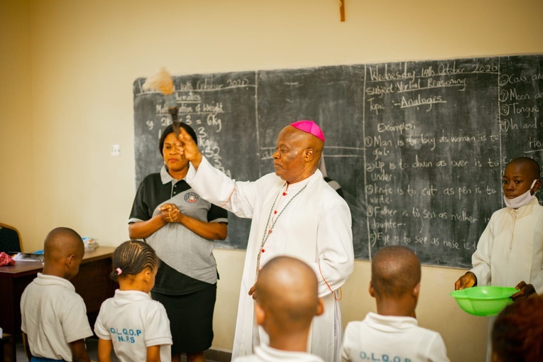 John Ebebe Ayah, biskup diecezji Uyo, poświęcił szkołę w Dniu Edukacji Narodowej. Było to ogromne święto dla tamtejszej społeczności, do którego przygotowywała się przez wiele dni.