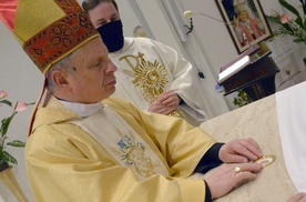 Relikwie papieża Polaka w płycie ołtarza umieścił bp Henryk Tomasik.