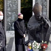 Biskup wraz z ks. Piotrem Śliwką, proboszczem katedry, przy pomniku w czasie wspólnej modlitwy.