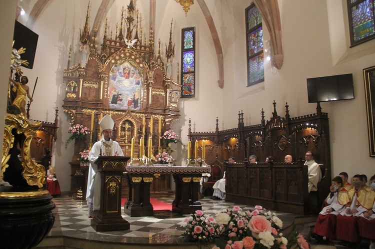 Bobowa z honorami powitała św. Jana Pawła II i poświęceniem nastawy ołtarzowej zwieńczyła prace renowacyjne w kościele
