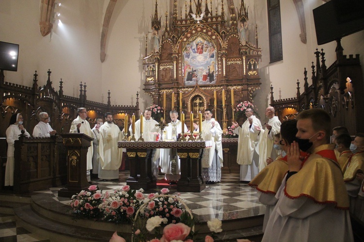 Bobowa z honorami powitała św. Jana Pawła II i poświęceniem nastawy ołtarzowej zwieńczyła prace renowacyjne w kościele