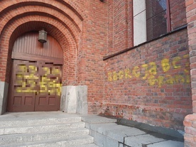 Prowokacyjne napisy i protesty w warszawskich kościołach 