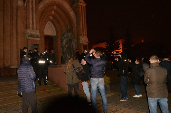Protest przed radomską katedrą
