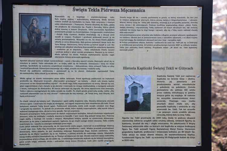 Tablica informacyjna przypomina historię życia i "powrotu" św. Tekli do kapliczki.