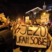 Protest przed katowicką katedrą.