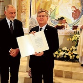 Samorządowcy odebrali dokument z Watykanu, potwierdzający, że papież Polak jest patronem Małopolski. 