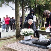 Organizacja pierwszego takiego pochówku w tym mieście  to inicjatywa Dębickiego Hospicjum Domowego  im. św. Jana Pawła II. 