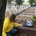 Wolontariusze sprzątają cmentarz