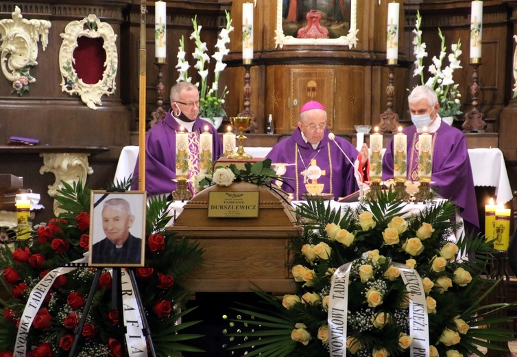 Mszy św. w intencji śp. ks. kan. Tadeusza Durszlewicza przewodniczył w Płocku bp Roman Marcinkowski.