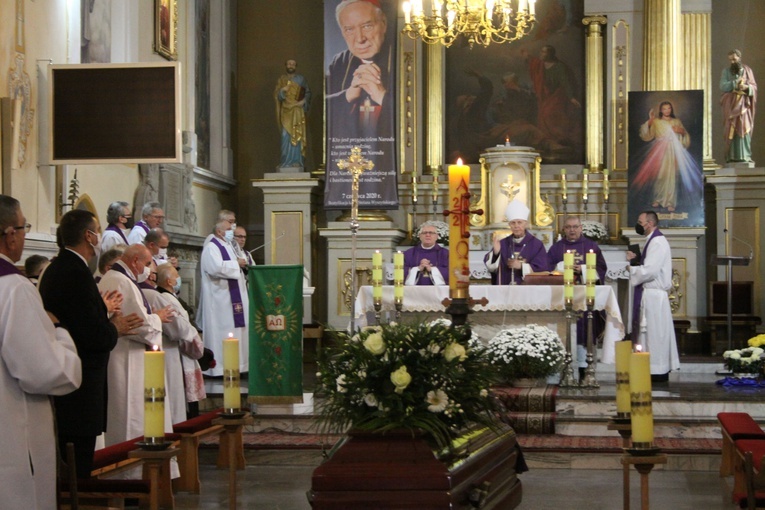 Wraz z biskupem Piotrem Mszę św. pogrzebową sprawowało ponad 20 księży.