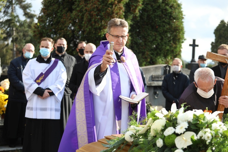 Modlitwy na cmentarzu przy grobowcu salezjanów poprowadził ks. dyrektor Dariusz Bartocha SDB.