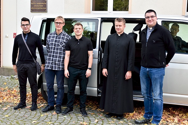 ▲	Klerycy wraz z ks. Piotrem Gołuchem tuż przed wyjazdem do DPS-u w Wałbrzychu.