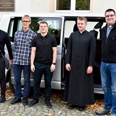 ▲	Klerycy wraz z ks. Piotrem Gołuchem tuż przed wyjazdem do DPS-u w Wałbrzychu.