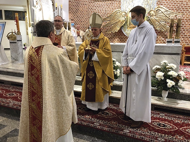 ▲	Przekazanie relikwii papieża Polaka w michalickiej parafii.