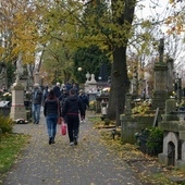 Od 3 do 8 listopada cmentarz rzymskokatolicki w Radomiu otwarty jest od godz. 6 do 23.
