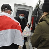 Przekazanie paczek uchodźcom z Białorusi.