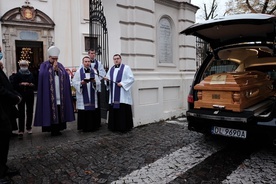 Łowicz. Uroczystości pogrzebowe bp. Józefa Zawitkowskiego