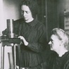 Maria ze swoją córką Ireną w laboratorium.