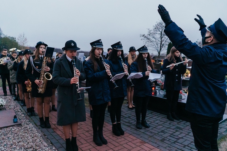 W ostatniej drodze biskupowi muzykowi towarzyszyli przyjaciele z orkiestr dętych.