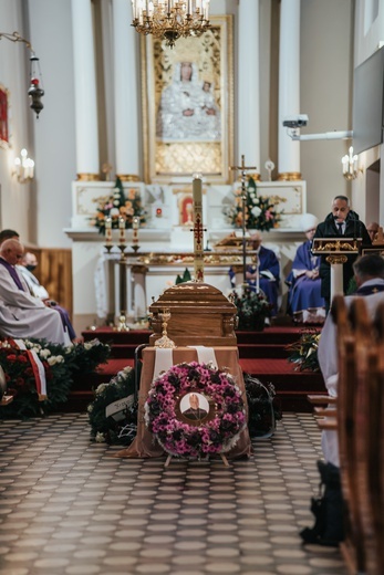 Msza pogrzebowa odbyła się w rodzinnej świątyni bp. Zawitkowskiego.