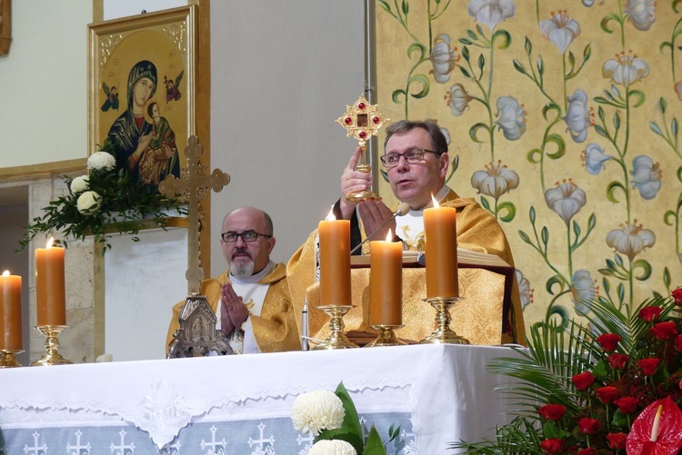 Ks. proboszcz Stanisław Wójcik udzielił uczestnikom Mszy św. na Złotych Łanach błogosławieństwa relikwiami św. Jozafata Kuncewicza.