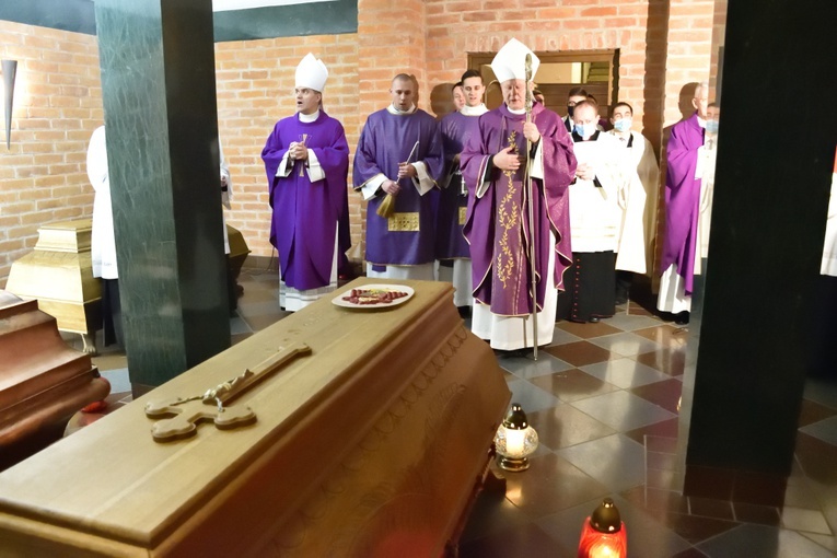 Msza św. za zmarłych kapłanów i biskupów