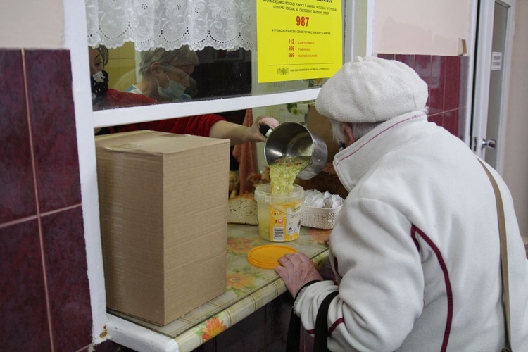 Paczki i gorąca zupa czekały dziś na wszystkich potrzebujących w Kuchni Społecznej Towarzystwa Pomocy im. św. Brata Alberta w Bielsku-Białej.