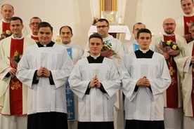 Od lewej: Kl. Mateusz Ender, kl. Piotr Mordzak i kl. Rafał Trębski przyjęli sutanny.