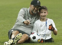 Po treningu na stadionie w Stambule trener Klopp znalazł czas dla młodych fanów. Dzień później unosił trofeum Superpucharu  Europy UEFA