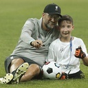 Po treningu na stadionie w Stambule trener Klopp znalazł czas dla młodych fanów. Dzień później unosił trofeum Superpucharu  Europy UEFA