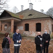 Konferencja prasowa przed dworkiem w Bielinach.