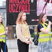 Gosia Figiel (w środku) koordynuje Różaniec, zadośćuczynienie za grzech aborcji w Brzesku.